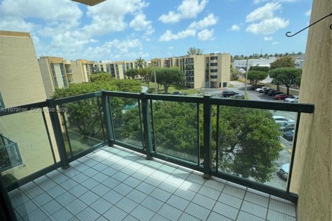 Condominio en alquiler en Miami, Florida, 2 dormitorios, 83.43 m2 № 2047796 - foto 4