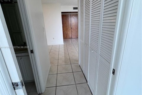 Condominio en alquiler en Miami, Florida, 2 dormitorios, 83.43 m2 № 2047796 - foto 12