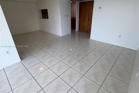 Condominio en alquiler en Miami, Florida, 2 dormitorios, 83.43 m2 № 2047796 - foto 3