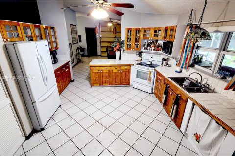 Casa en venta en Miami, Florida, 4 dormitorios, 267.65 m2 № 2007476 - foto 9