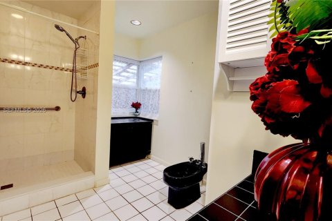 Casa en venta en Miami, Florida, 4 dormitorios, 267.65 m2 № 2007476 - foto 16