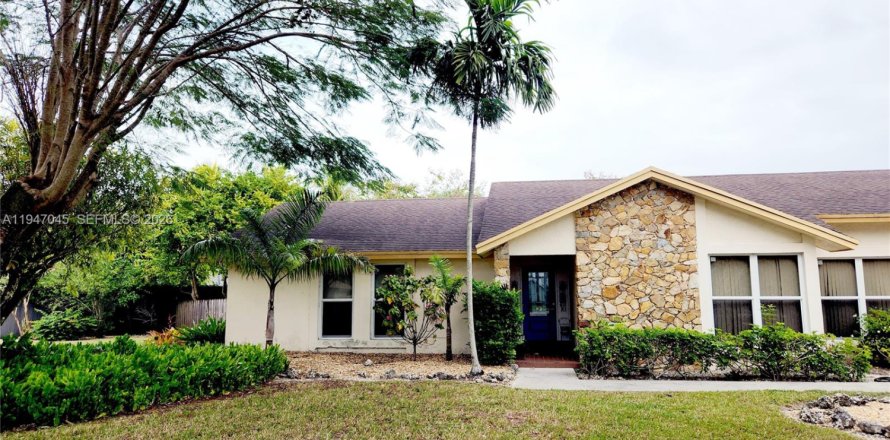 Casa en Miami, Florida 4 dormitorios, 267.65 m2 № 2007476