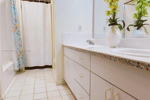 Casa en venta en Miami, Florida, 4 dormitorios, 267.65 m2 № 2007476 - foto 20