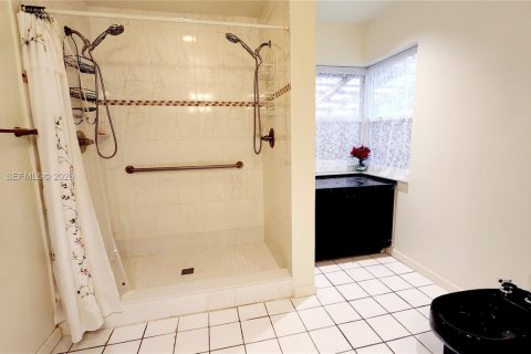 Casa en venta en Miami, Florida, 4 dormitorios, 267.65 m2 № 2007476 - foto 17