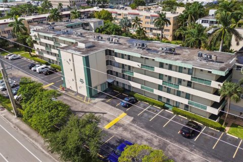 Condominio en venta en Hallandale Beach, Florida, 1 dormitorio, 68 m2 № 1428319 - foto 2