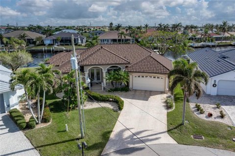 House in Punta Gorda, Florida 3 bedrooms, 212.28 sq.m. № 1719526 - photo 14