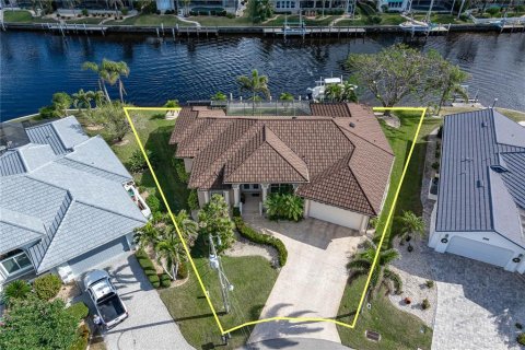 House in Punta Gorda, Florida 3 bedrooms, 212.28 sq.m. № 1719526 - photo 12