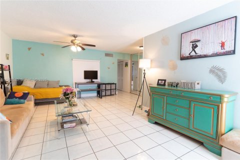 Condominio en venta en Miami Beach, Florida, 1 dormitorio, 71.35 m2 № 2025372 - foto 5