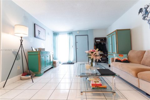 Condominio en venta en Miami Beach, Florida, 1 dormitorio, 71.35 m2 № 2025372 - foto 6