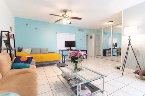 Condominio en venta en Miami Beach, Florida, 1 dormitorio, 71.35 m2 № 2025372 - foto 9