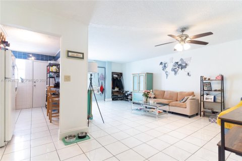 Condominio en venta en Miami Beach, Florida, 1 dormitorio, 71.35 m2 № 2025372 - foto 10