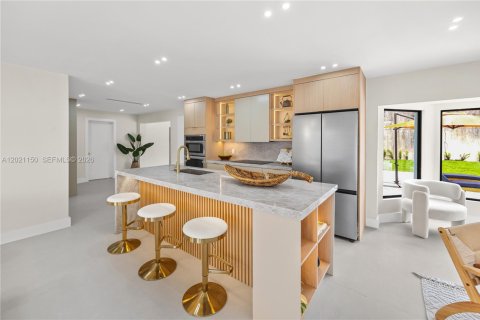 Villa ou maison à vendre à Miami, Floride: 5 chambres, 303.51 m2 № 2084811 - photo 12