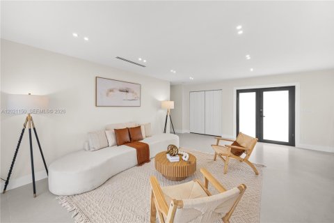 Villa ou maison à vendre à Miami, Floride: 5 chambres, 303.51 m2 № 2084811 - photo 9