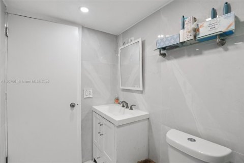 Condo in Hialeah, Florida, 2 bedrooms  № 1967821 - photo 8