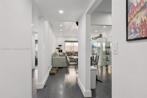 Condo in Hialeah, Florida, 2 bedrooms  № 1967821 - photo 18