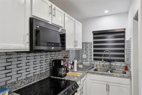 Condo in Hialeah, Florida, 2 bedrooms  № 1967821 - photo 13