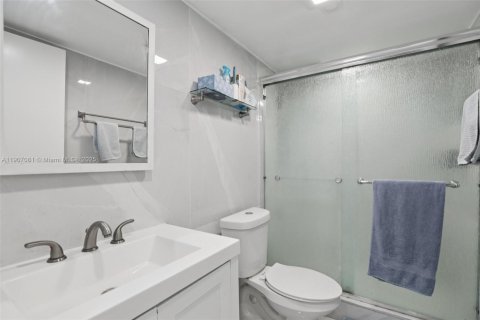 Condo in Hialeah, Florida, 2 bedrooms  № 1967821 - photo 9
