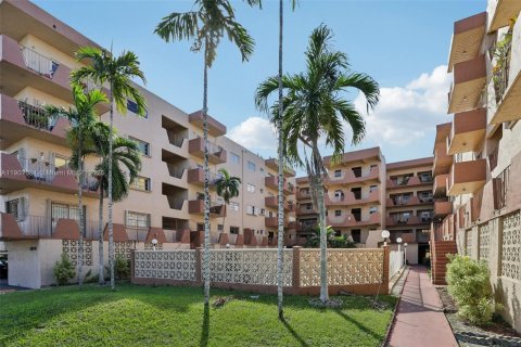 Condo in Hialeah, Florida, 2 bedrooms  № 1967821 - photo 5