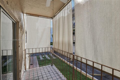 Condo in Hialeah, Florida, 2 bedrooms  № 1967821 - photo 21