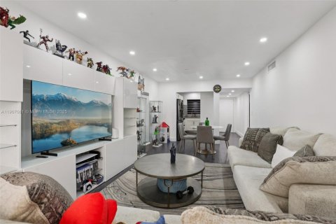 Condo in Hialeah, Florida, 2 bedrooms  № 1967821 - photo 2