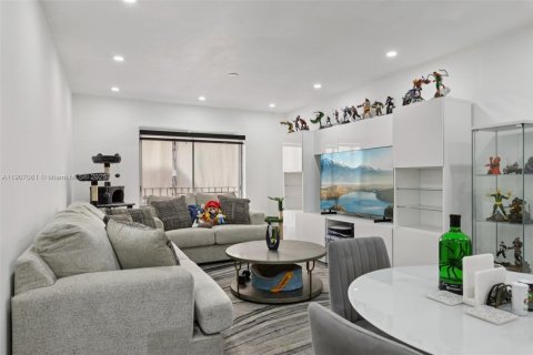 Condo in Hialeah, Florida, 2 bedrooms  № 1967821 - photo 1