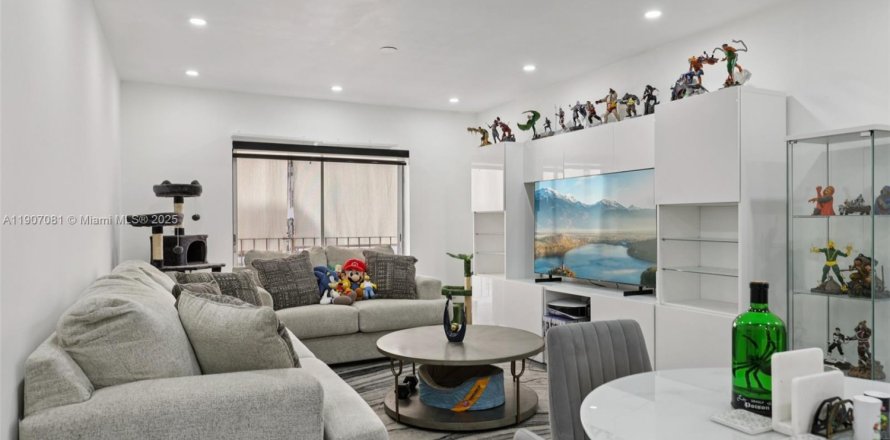 Condo in Hialeah, Florida, 2 bedrooms  № 1967821