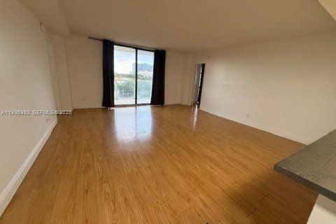 Condo in North Miami, Florida, 2 bedrooms  № 1994822 - photo 9