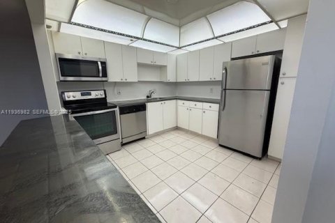 Condo in North Miami, Florida, 2 bedrooms  № 1994822 - photo 3