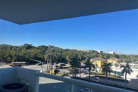 Condo in North Miami, Florida, 2 bedrooms  № 1994822 - photo 13