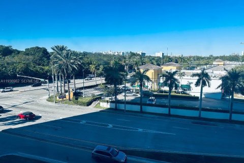 Condo in North Miami, Florida, 2 bedrooms  № 1994822 - photo 14
