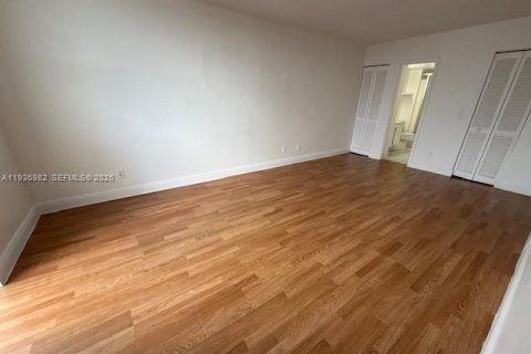 Condo in North Miami, Florida, 2 bedrooms  № 1994822 - photo 5