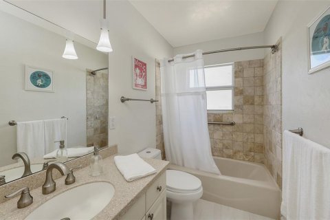 House in Sarasota, Florida 3 bedrooms, 208.38 sq.m. № 1618000 - photo 17