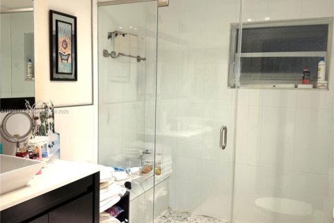 House in Miami, Florida 4 bedrooms, 165.74 sq.m. № 1965293 - photo 17