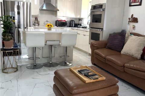 House in Miami, Florida 4 bedrooms, 165.74 sq.m. № 1965293 - photo 12