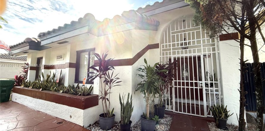 House in Miami, Florida 4 bedrooms, 165.74 sq.m. № 1965293