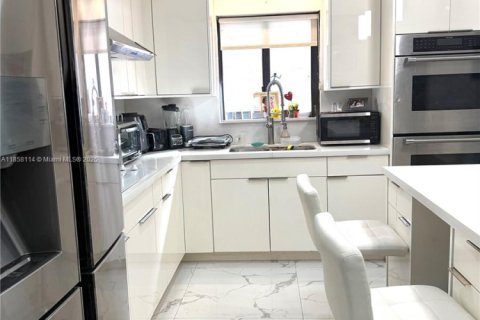 House in Miami, Florida 4 bedrooms, 165.74 sq.m. № 1965293 - photo 13