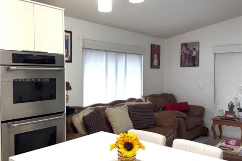 House in Miami, Florida 4 bedrooms, 165.74 sq.m. № 1965293 - photo 15