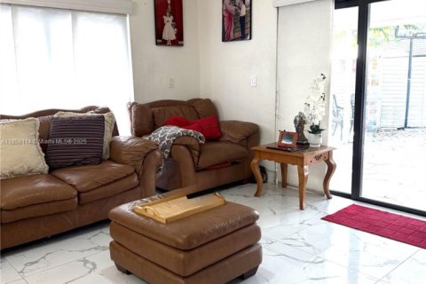 House in Miami, Florida 4 bedrooms, 165.74 sq.m. № 1965293 - photo 14