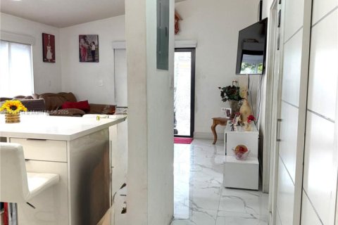 House in Miami, Florida 4 bedrooms, 165.74 sq.m. № 1965293 - photo 8
