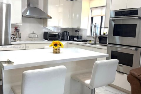 House in Miami, Florida 4 bedrooms, 165.74 sq.m. № 1965293 - photo 10