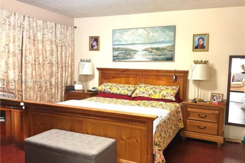 House in Miami, Florida 4 bedrooms, 165.74 sq.m. № 1965293 - photo 16