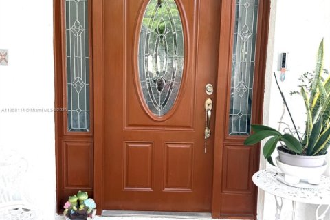 House in Miami, Florida 4 bedrooms, 165.74 sq.m. № 1965293 - photo 3