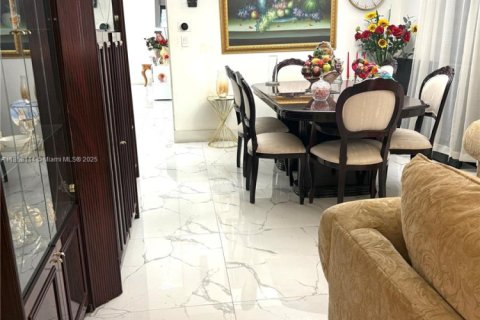 House in Miami, Florida 4 bedrooms, 165.74 sq.m. № 1965293 - photo 7