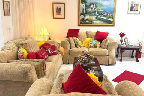 House in Miami, Florida 4 bedrooms, 165.74 sq.m. № 1965293 - photo 6