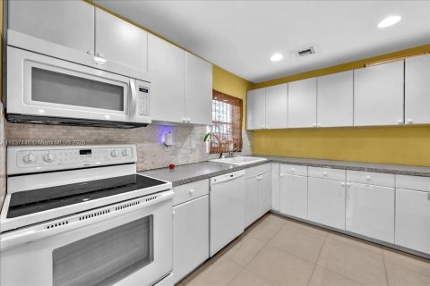 House in Miami Gardens, Florida 4 bedrooms, 146.32 sq.m. № 1822140 - photo 13