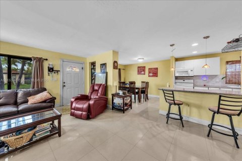 House in Miami Gardens, Florida 4 bedrooms, 146.32 sq.m. № 1822140 - photo 6