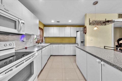 House in Miami Gardens, Florida 4 bedrooms, 146.32 sq.m. № 1822140 - photo 14