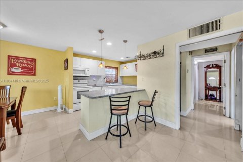 House in Miami Gardens, Florida 4 bedrooms, 146.32 sq.m. № 1822140 - photo 7