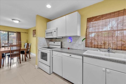 House in Miami Gardens, Florida 4 bedrooms, 146.32 sq.m. № 1822140 - photo 16