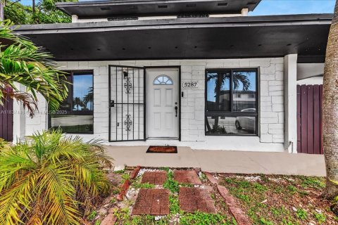 House in Miami Gardens, Florida 4 bedrooms, 146.32 sq.m. № 1822140 - photo 3